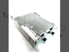 El RRU3959 es una unidad de radio remota para exteriores que se alimenta de un armario de alimentación.